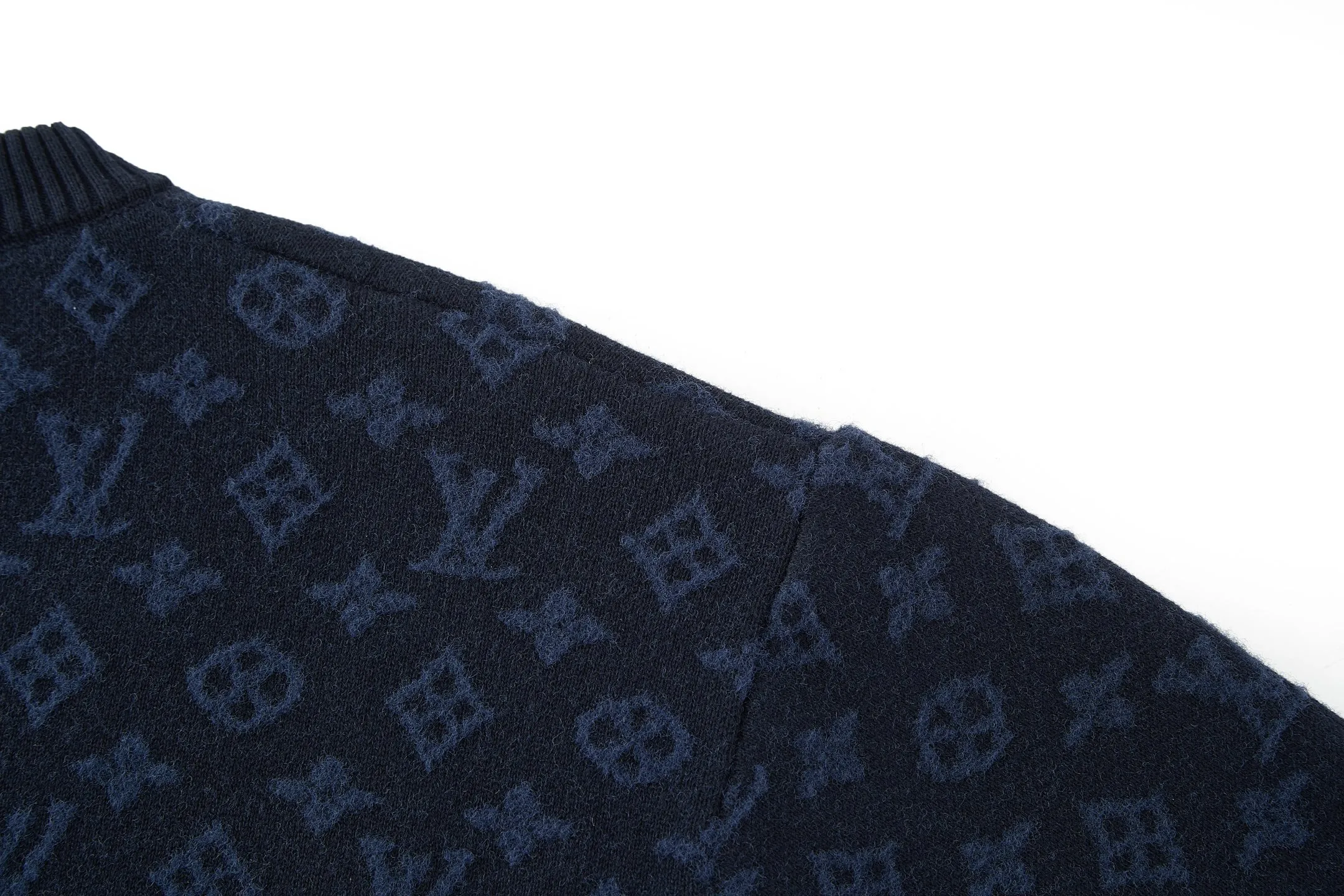 🅿️360 1v 25FW spliced ​​jacquard woolen short-sleeve (blue) The original version was purchased and developed for 15,100 yuan. The fabric is made of 10% wool, 40% cotton, 25% nylon, and 25% polyester fiber. This type of fabric is dyed and woven with a variety of materials mixed and woven, making summer wear less stuffy. 12-needle jacquard craftsmanship, the jacquard fabric has a velvet-like feel, and the upper body effect is smooth. It adopts twill weave in parts. This short-sleeved knitted crew neck shirt combines Monogram elements with velvety smooth horizontal stripes, echoing the flocked items in the 2025 spring and summer fashion show with its delicate texture. Pair it with matching shorts for a casual look, adding flexibility to brave adventurers this season. Size:S-M-L-XL